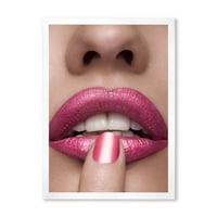 Дизайнарт 'Розови Женски Устни С Пръст На Устата' Модерен Арт Принт В Рамка
